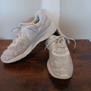 Nike Tanjun Prism White Mesh Floral Women’s Running Shoes Size 8